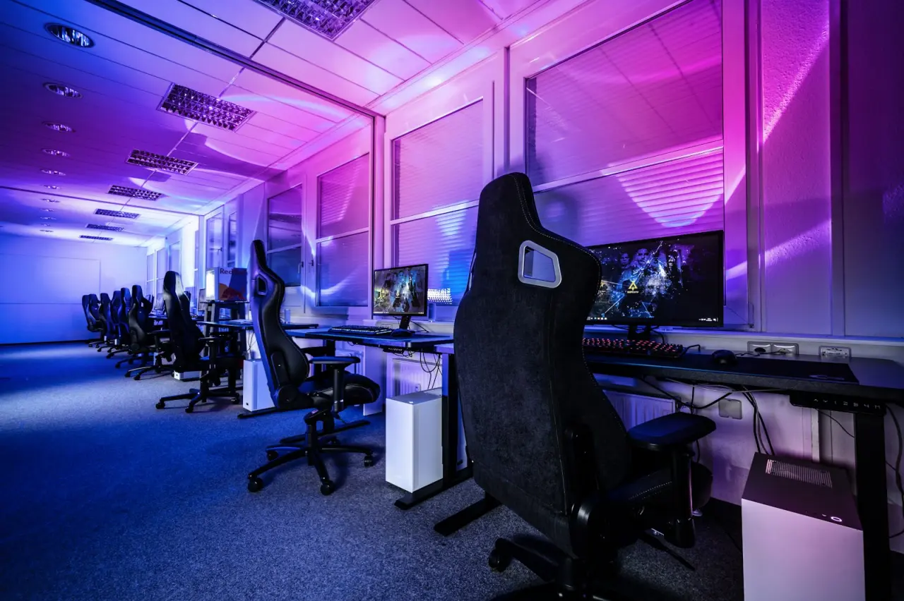 Vegas E-Spor ana salonunda sıra sıra dizilmiş gaming istasyonları