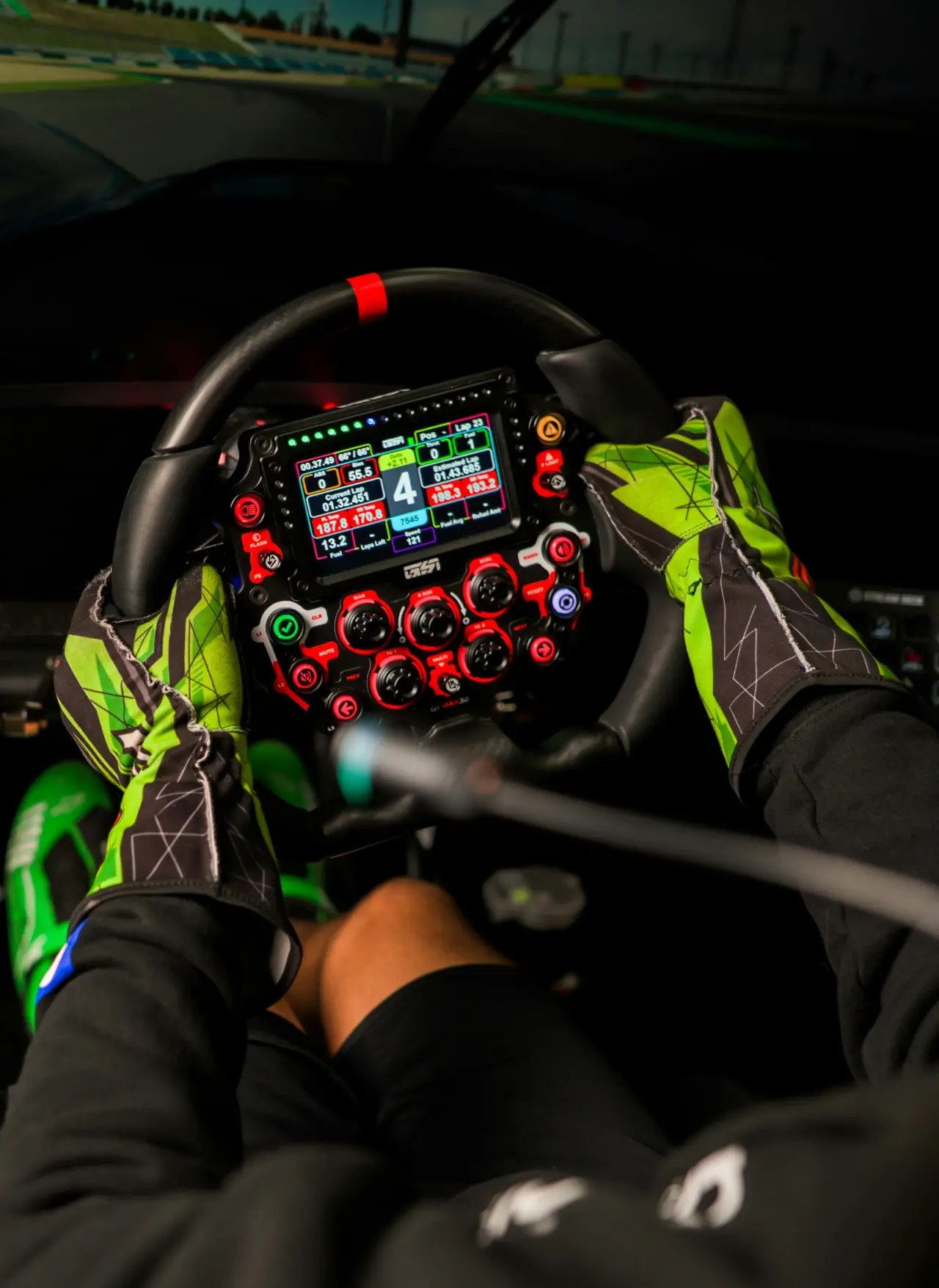 Yarış eldivenleriyle sim racing direksiyonunu kavrayan eller
